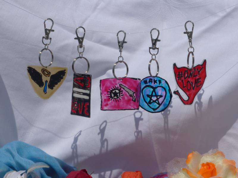 Spn , Akf Lttu Only Love Castiel Schlüsselanhänger, Keychains Medium Size von DajasCreativeHeaven