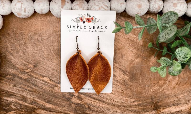Echte Rustikale Braune Distressed Leder Blatt Blüte Boho Ohrringe Lehrer Geschenk Muttertagsgeschenk Geburtstagsgeschenk Eingeklemmt von DakotaCountryDesigns