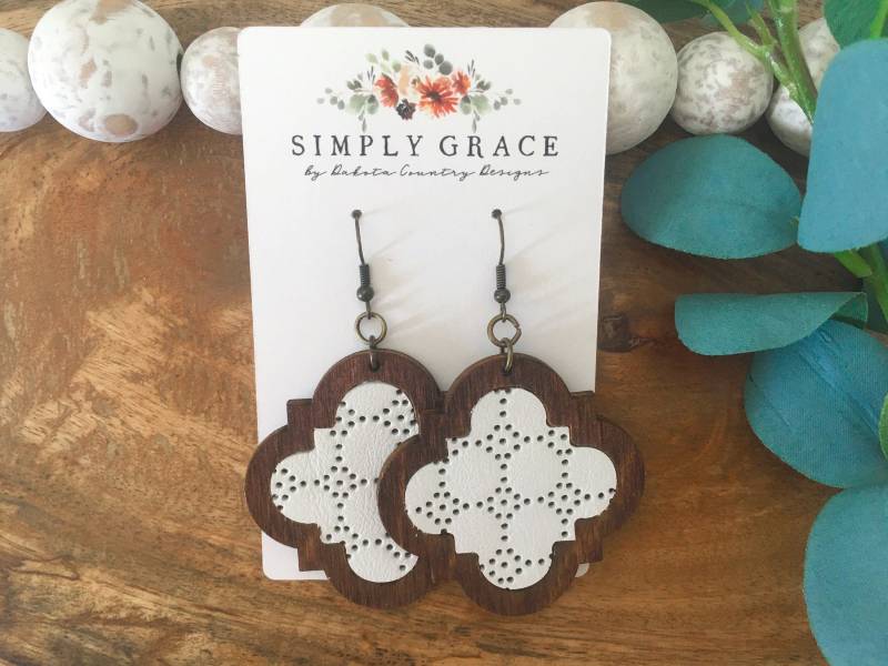 Echtes Kork-Leder Und Holz Weiss Schweizer Punkt Quatrefoil Boho Ohrringe Lehrer Geschenk Muttertagsgeschenk Geburtstagsgeschenk von DakotaCountryDesigns