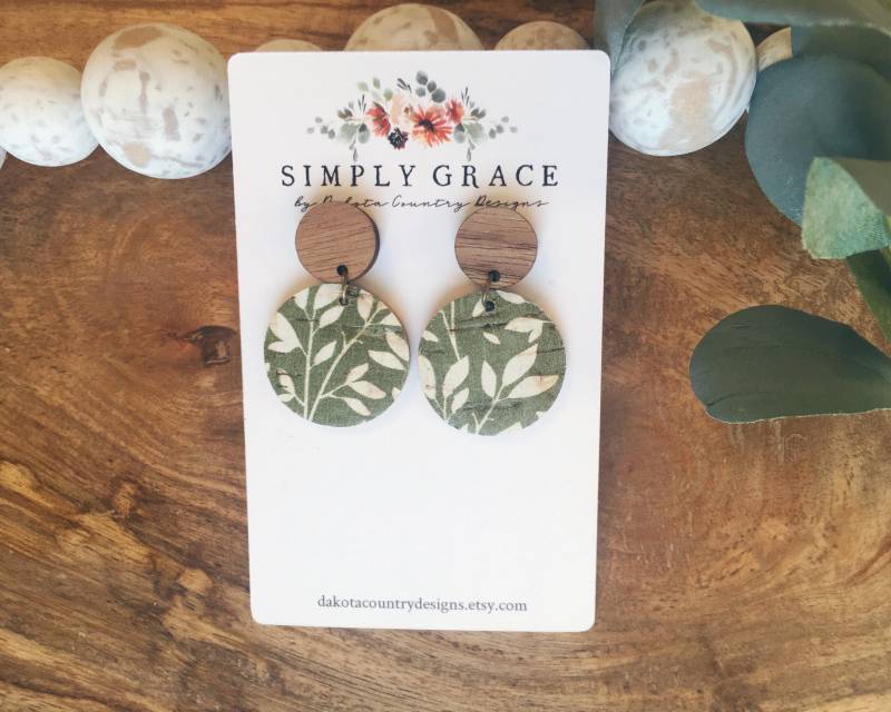 Echtes Korkleder Und Holz Olive Weiße Weide Kreis Boho Ohrstecker Lehrer Geschenk Muttertagsgeschenk Geburtstagsgeschenk von DakotaCountryDesigns