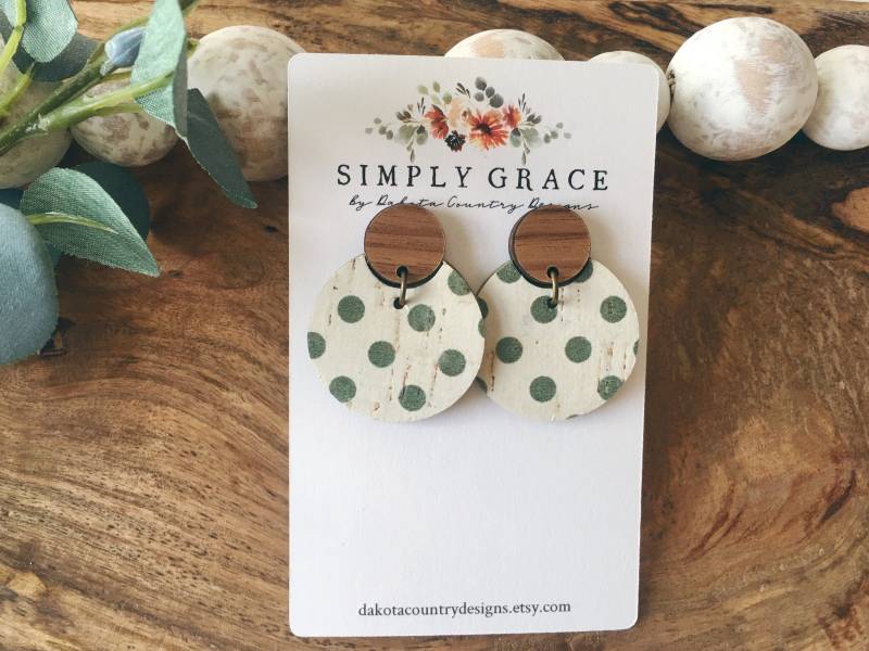 Echtes Korkleder Und Holz Salbei Tupfen Kreis Boho Ohrstecker Lehrer Geschenk Muttertagsgeschenk Geburtstagsgeschenk von DakotaCountryDesigns