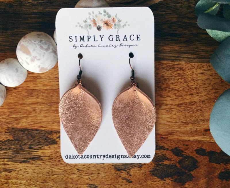 Echtes Leder Boho Blatt Roségold Ohrringe Lehrer Geschenk Muttertagsgeschenk Geburtstagsgeschenk Eingeklemmt von DakotaCountryDesigns