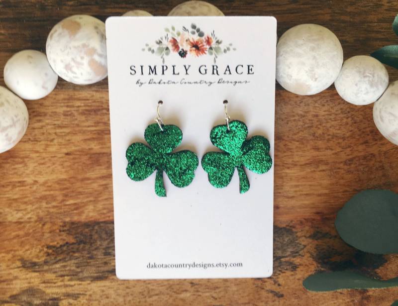 Echtes Leder Kleeblatt Schimmerndes St Patricks Day Boho Ohrringe Geburtstagsgeschenk von DakotaCountryDesigns