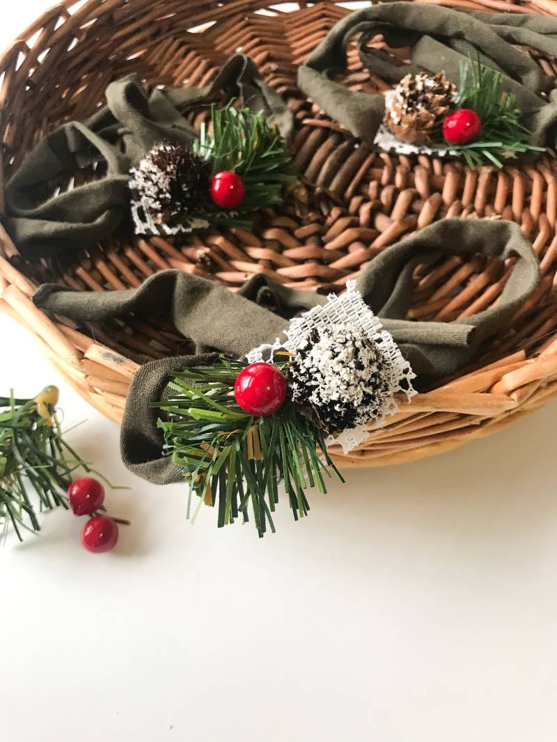Grün-Weihnachten-Kiefer Zierliche Krawatte Zurück Stretch Stricken Für Baby Oder Neugeborenen von DaleneAndGrace