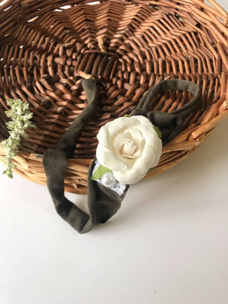 Grüne Stretch Stricken Krawatte Zurück Stirnband Baby Mädchen Weiße Blume von DaleneAndGrace