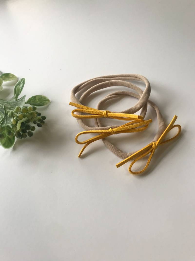 Senfgelbe Wildleder Schleifen An Nylon Haarreifen von DaleneAndGrace