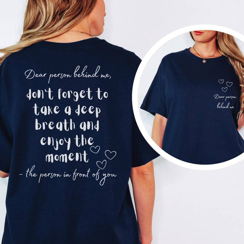Dear Person Behind Me Shirt | Enjoy The Moment Spruch Positiv Message Motivational Quotes Rücken Geschenkidee Freundschaft Motivation Dear Person Behind Me Shirt | Enjoy The Moment Spruch Positiv Message Motivational Quotes Rücken Geschenkidee Freundschaft Motivation von DaliNaya