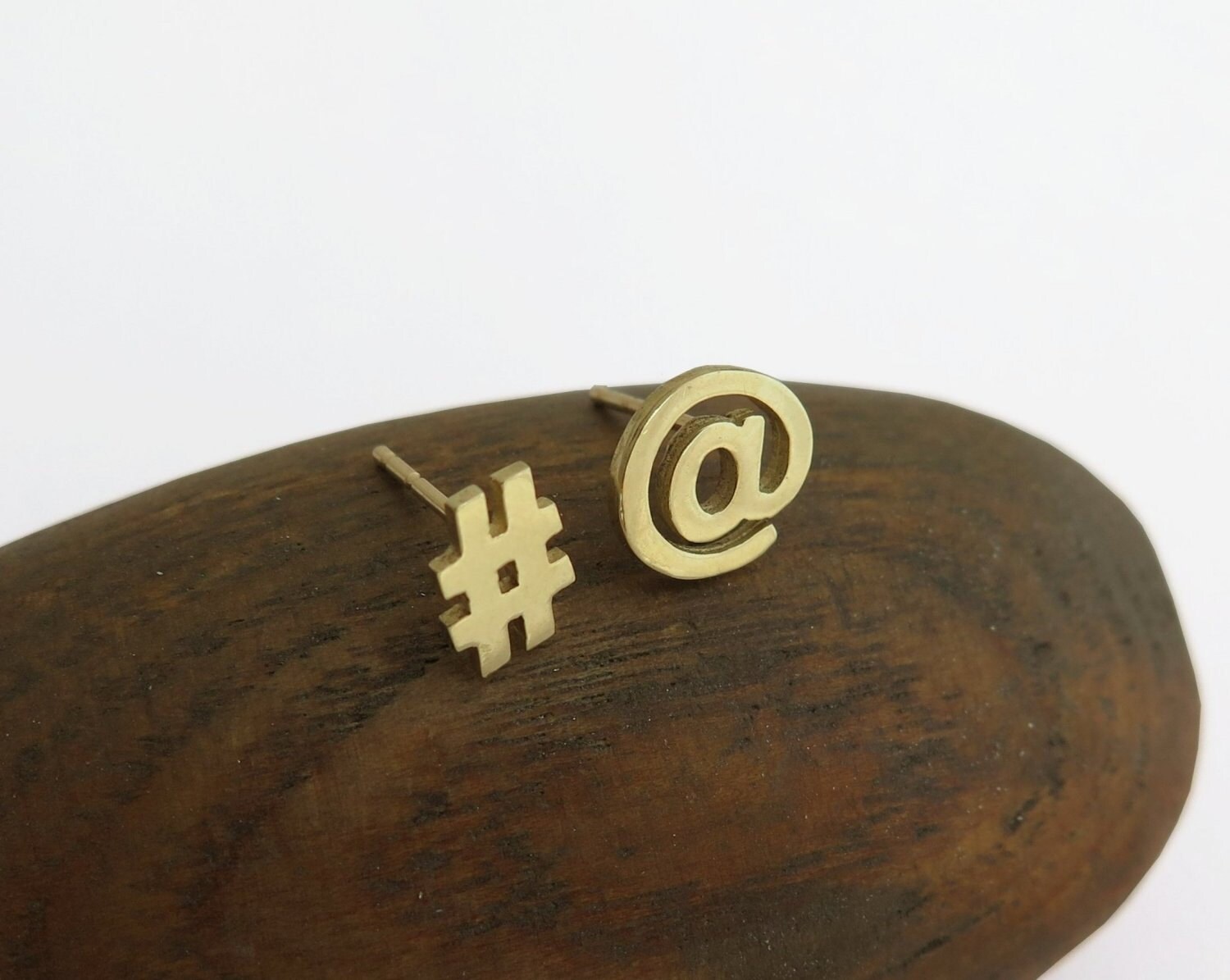14K Gold Hashtag & At Ohrstecker - Twitter Ohrringe Mismatched Zeichen von DaliaShamirJewelry
