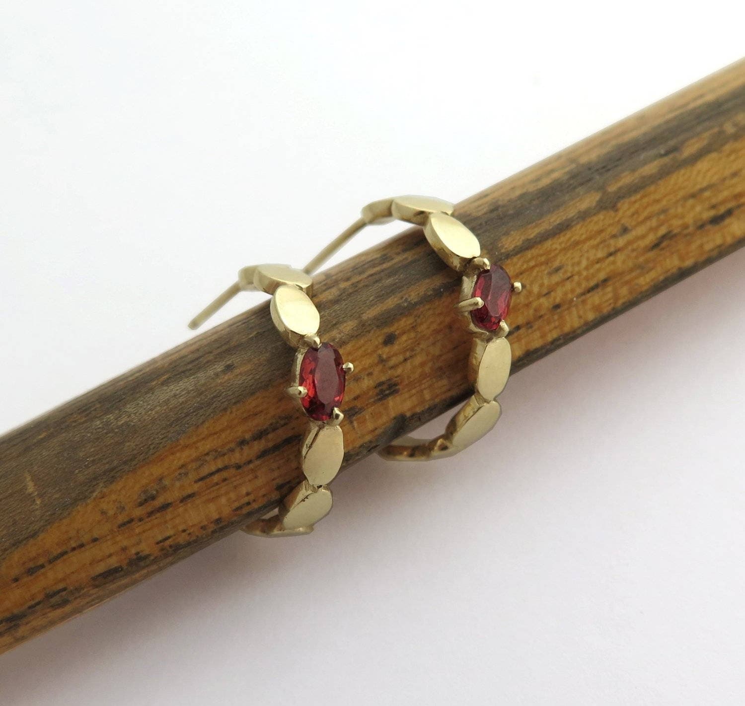 14K Gold Offene Ohrringe Mit Rotem Granat - Kaktus Massiver Goldschmuck von DaliaShamirJewelry