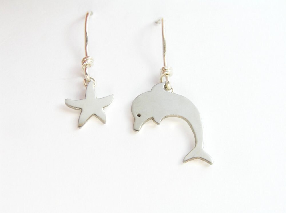 Delfin Und Seestern Ohrringe - Mismatched Sterling Silber , Tierschmuck Hand Geschnitten von DaliaShamirJewelry