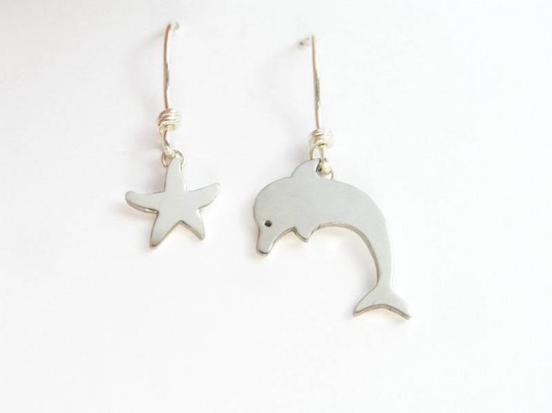 Delfin Und Seestern Ohrringe - Mismatched Sterling Silber , Tierschmuck Hand Geschnitten von DaliaShamirJewelry
