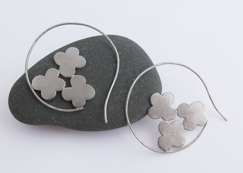 Große Hoop Ohrringe - Blumen Sterling Silber Offene Reifen von DaliaShamirJewelry