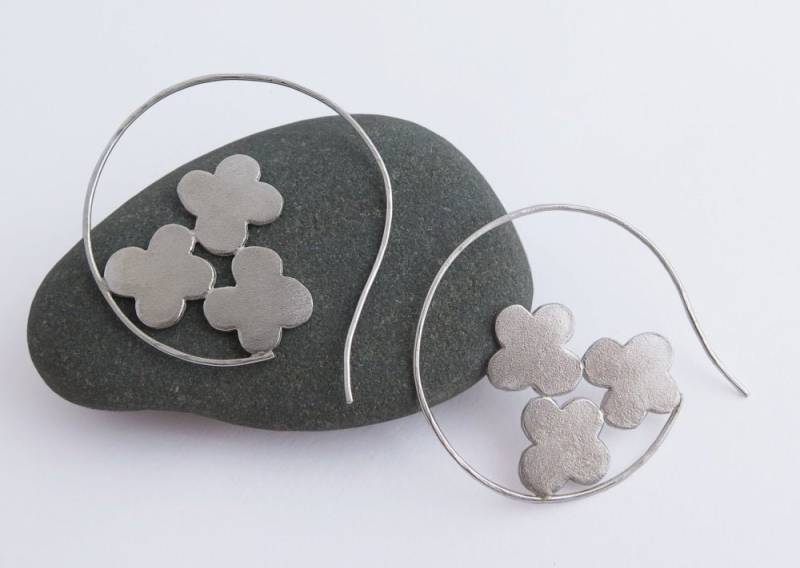 Große Hoop Ohrringe - Blumen Sterling Silber Offene Reifen von DaliaShamirJewelry