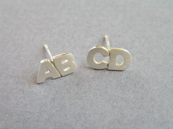 Anfang Ohrringe - Zwei Buchstaben Silber Ohrstecker Personalisierter Schmuck Geschenkidee Sterling Kleine Alphabet von DaliaShamirJewelry