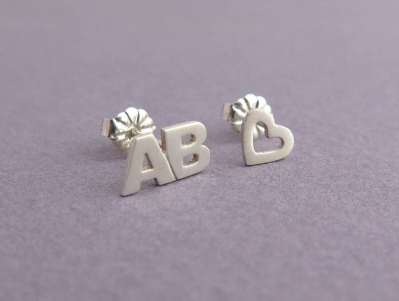 Initialen & Herz Ohrringe - Buchstaben Ohrstecker Personalisierter Schmuck Liebe Valentinstag Geschenk Silber Mismatched von DaliaShamirJewelry