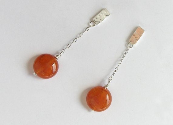 Kurze Karneol Ohrringe - Sterling Silber Kettenohrringe Orange Postohrringe Sommerfarben von DaliaShamirJewelry