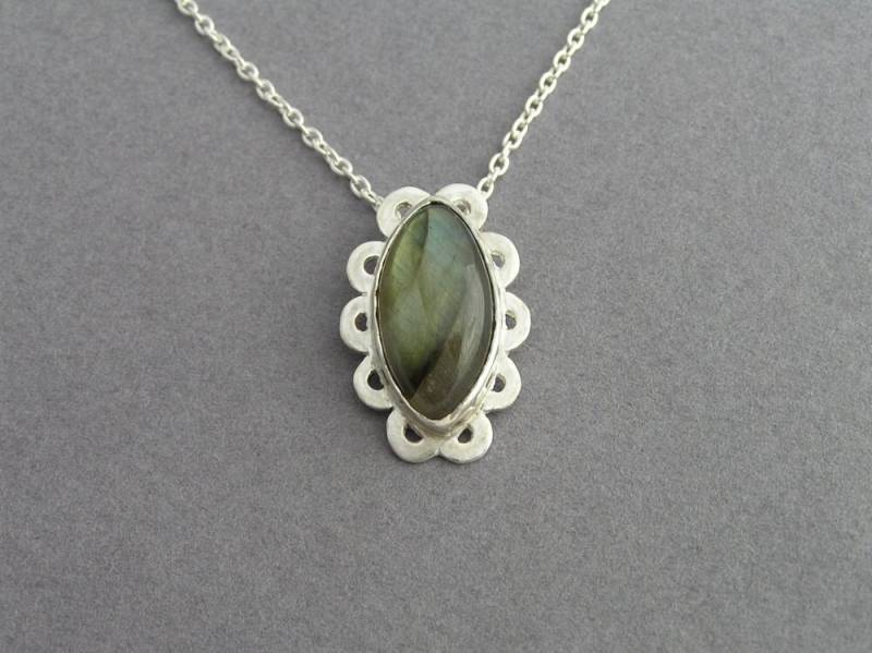 Labradorit Halskette Anhänger - Grüner Edelstein Sterling Silber Lünette von DaliaShamirJewelry
