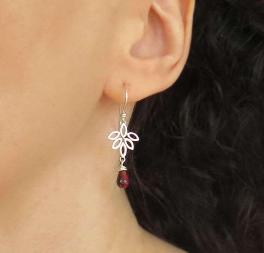 Lotus Ohrringe, Silber Blume Granat Stein Zierliche Blatt Ohrringe von DaliaShamirJewelry