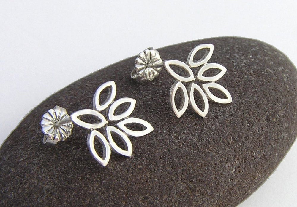 Lotus Ohrringe - Kleine Silber Ohrstecker Sterling Blumen Blatt Einzigartige von DaliaShamirJewelry