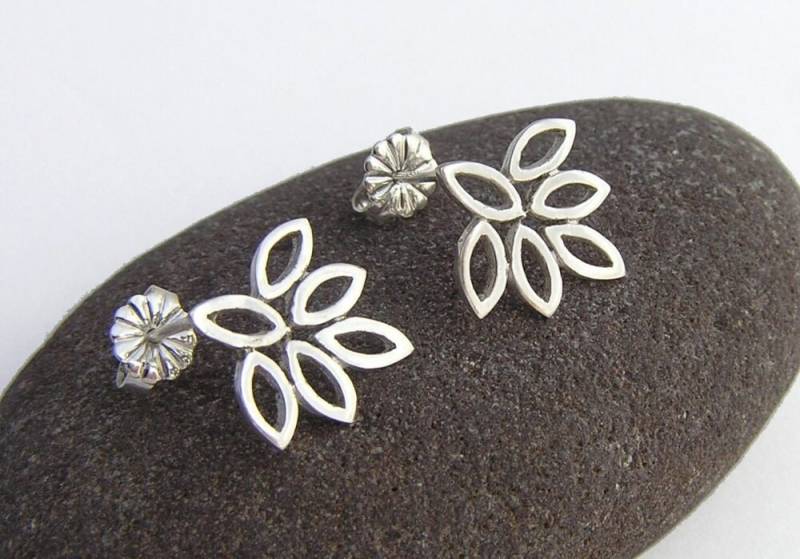 Lotus Ohrringe - Kleine Silber Ohrstecker Sterling Blumen Blatt Einzigartige von DaliaShamirJewelry