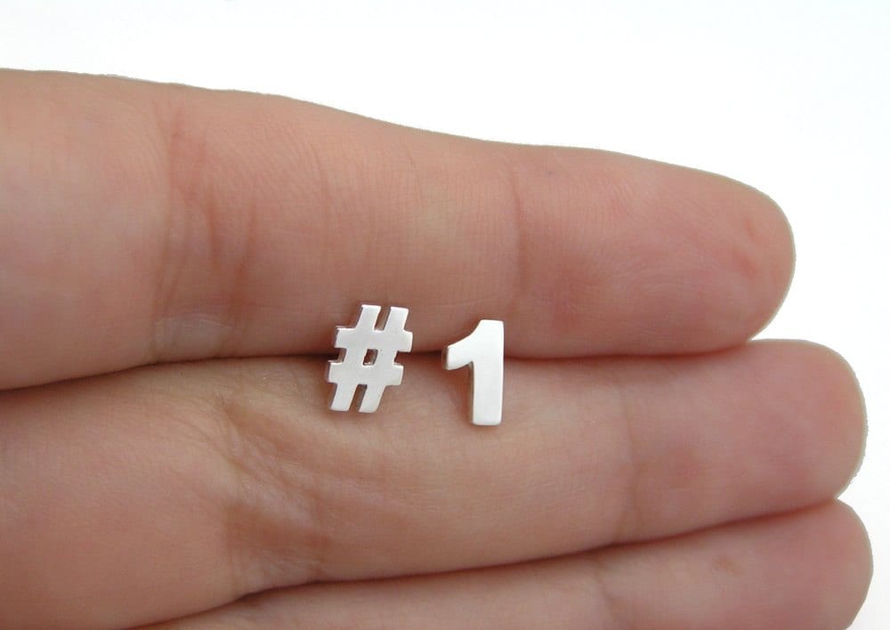 Nummer Eins Ohrringe - Hashtag Und Ohrstecker Sterling Silber Mismatched von DaliaShamirJewelry