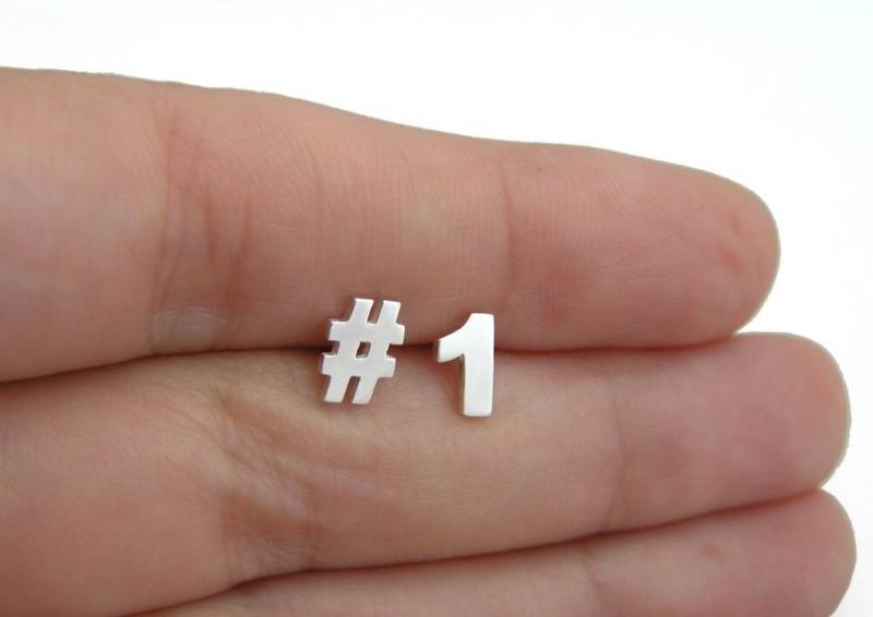 Nummer Eins Ohrringe - Hashtag Und Ohrstecker Sterling Silber Mismatched von DaliaShamirJewelry