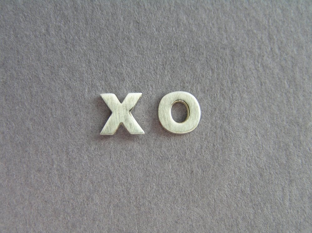 Silber Ohrringe - Xo Ohrstecker Hugs & Kisses Hand Cut Valentinstag Geschenk von DaliaShamirJewelry