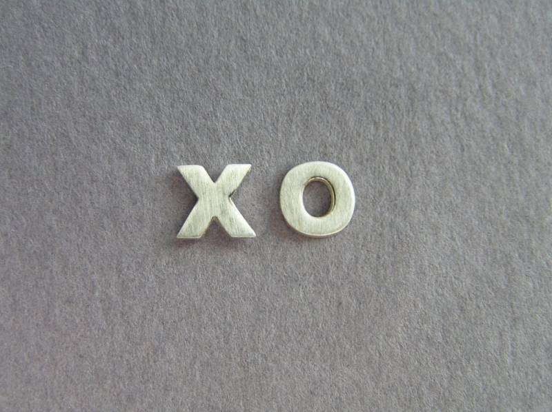 Silber Ohrringe - Xo Ohrstecker Hugs & Kisses Hand Cut Valentinstag Geschenk von DaliaShamirJewelry