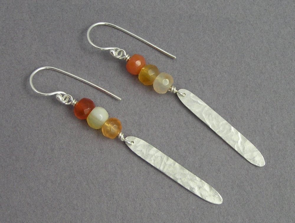 Silberne Feder Ohrringe - Hängeohrringe Sterling Silber Blatt Und Karneol Orange von DaliaShamirJewelry