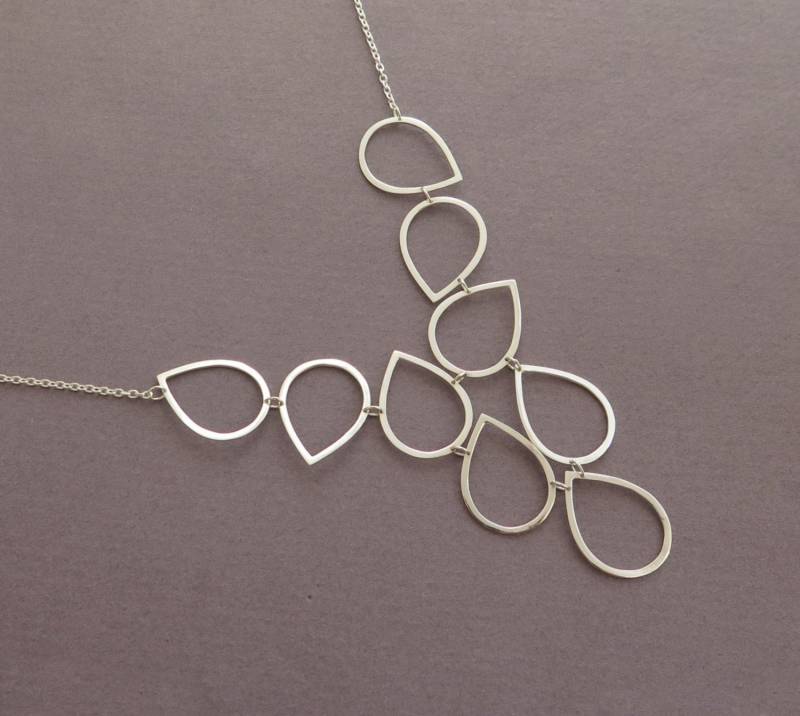 Sterling Silber Bib Halskette - Tropfen Teardrops Elegante Statement von DaliaShamirJewelry
