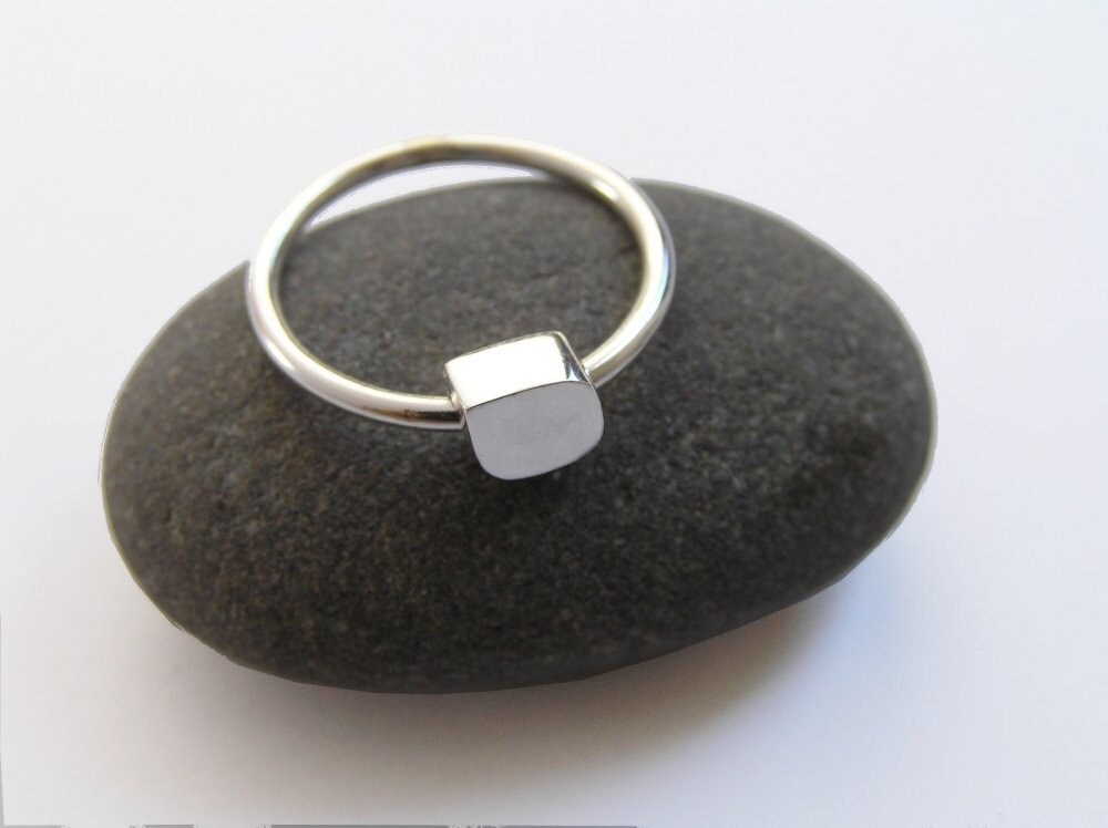 Zarter Ring - Sterling Silber Würfel von DaliaShamirJewelry