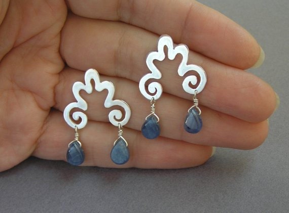 sterling Silber Curvy Ohrringe Mit Blauen Kyanit Tropfen - Wolke Curly Spiral von DaliaShamirJewelry