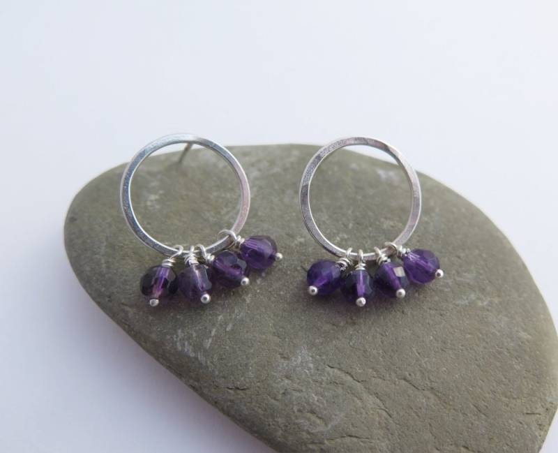 sterling Silber Kreis Ohrringe Mit Amethyst - Kleine Hoops Ohrstecker Post Hoop von DaliaShamirJewelry