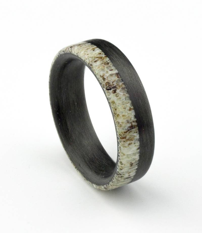 Carbon-Faser-Ring, Hirschgeweih Ring, Ehering, Schmuck, Ringe, Verlobungsringe, Schwarze Herren Ring Carbon-Faser-Ring, Hirschgeweih Ring, Ehering, Schmuck, Ringe, Verlobungsringe, Schwarze Herren Ring von DaliaWoodia