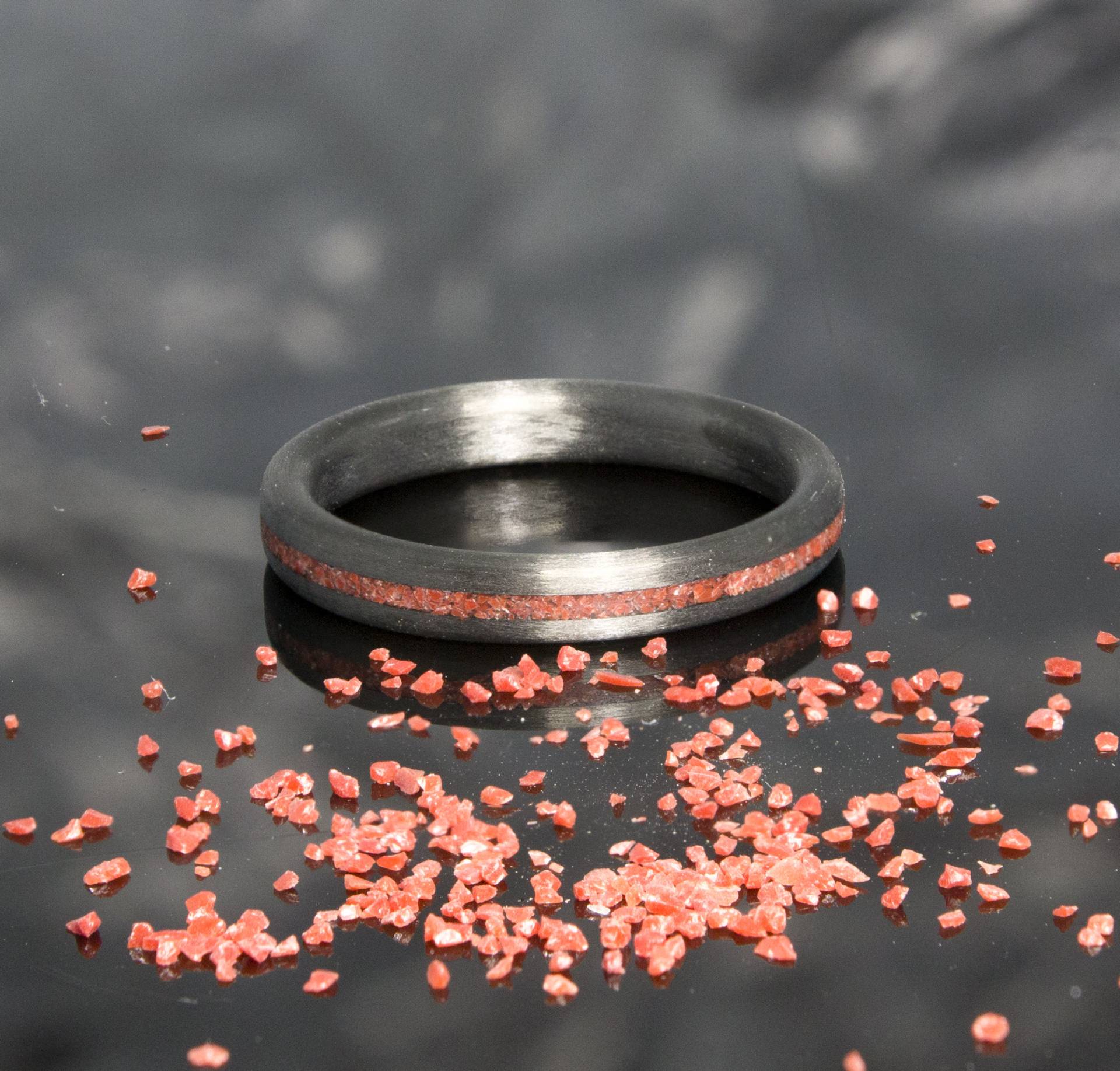 Carbon Ring, Fiber Ring Mit Roter Koralle Inlay, Herren Ehering, Mann Schwarz Schwarzer Geschenke, Geschenk Für Sie, Ihn von DaliaWoodia