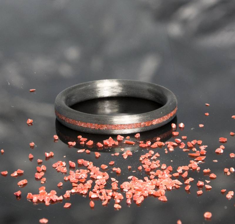 Carbon Ring, Fiber Ring Mit Roter Koralle Inlay, Herren Ehering, Mann Schwarz Schwarzer Geschenke, Geschenk Für Sie, Ihn Carbon Ring, Fiber Ring Mit Roter Koralle Inlay, Herren Ehering, Mann Schwarz Schwarzer Geschenke, Geschenk Für Sie, Ihn von DaliaWoodia