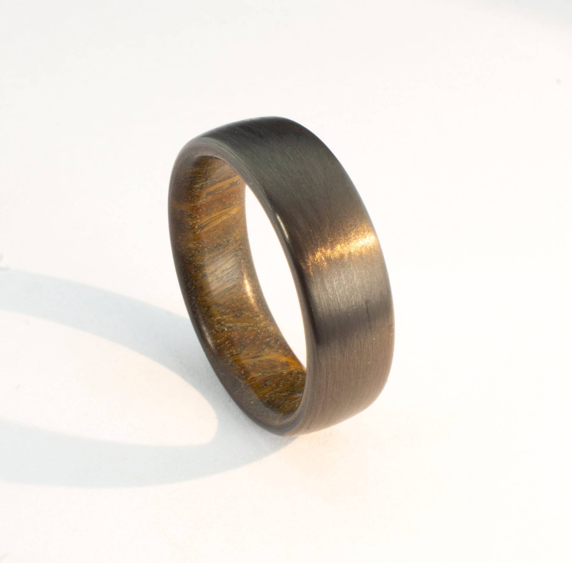 Carbonfaser Ring Mit Massivem Lignum Vitae | Echtem Holz Leinen, Schwarzes Hochzeitsband, Eheringe, Herrenring, Bestes Geschenk Für Ihn, Geschenke von DaliaWoodia