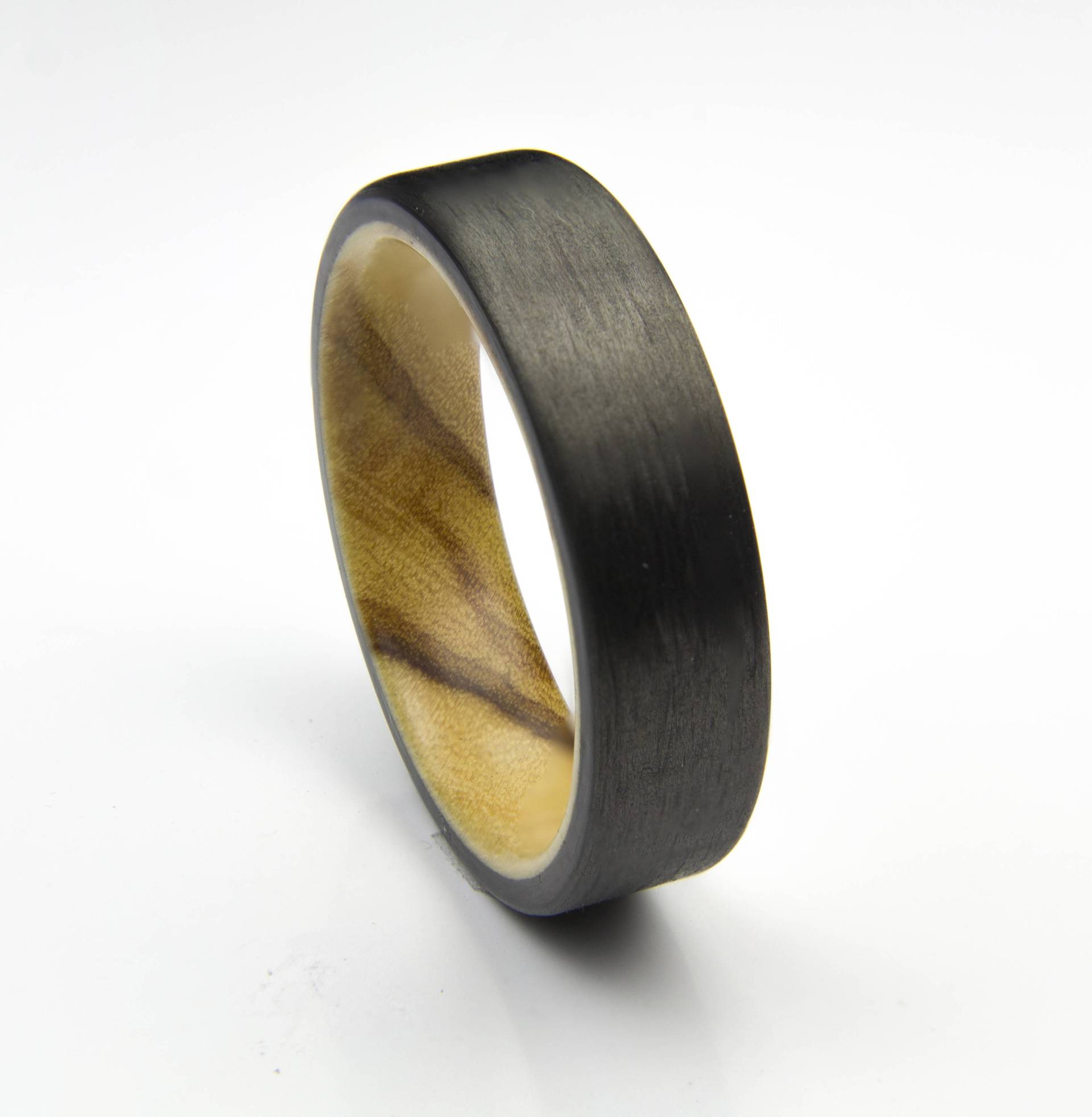 Carbonfaser Ring Mit Olivenholz Liner, Ehering, Schwarzer Ring, Herren Geschenk Für Ihn, Sie von DaliaWoodia