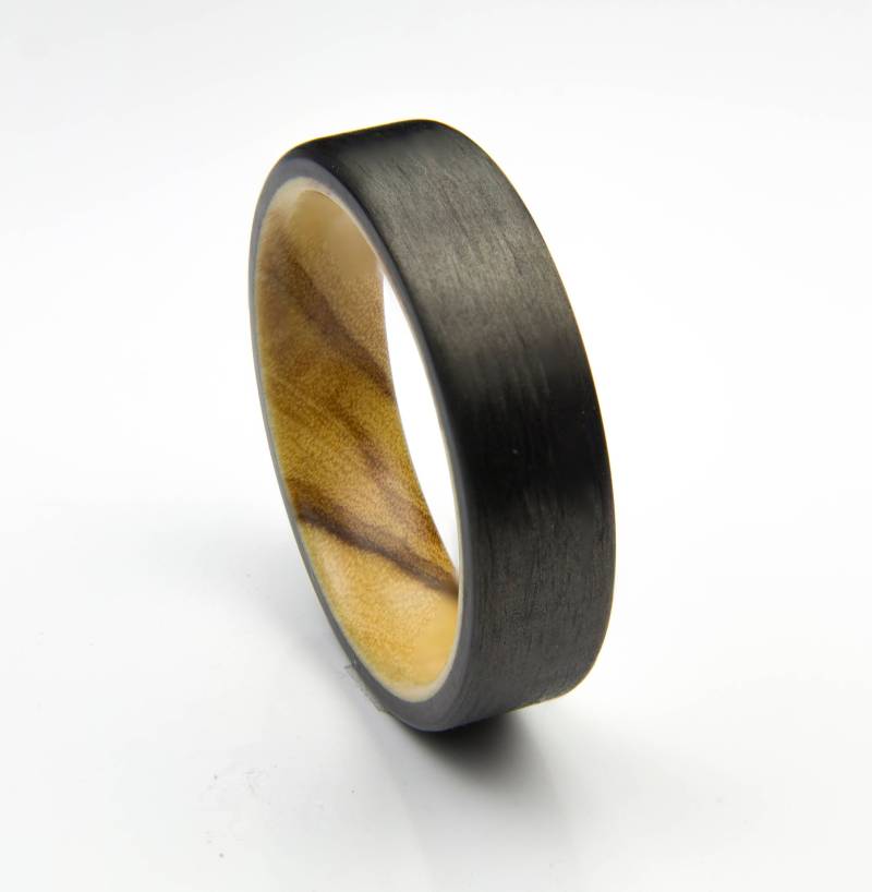 Carbonfaser Ring Mit Olivenholz Liner, Ehering, Schwarzer Ring, Herren Geschenk Für Ihn, Sie Carbonfaser Ring Mit Olivenholz Liner, Ehering, Schwarzer Ring, Herren Geschenk Für Ihn, Sie von DaliaWoodia