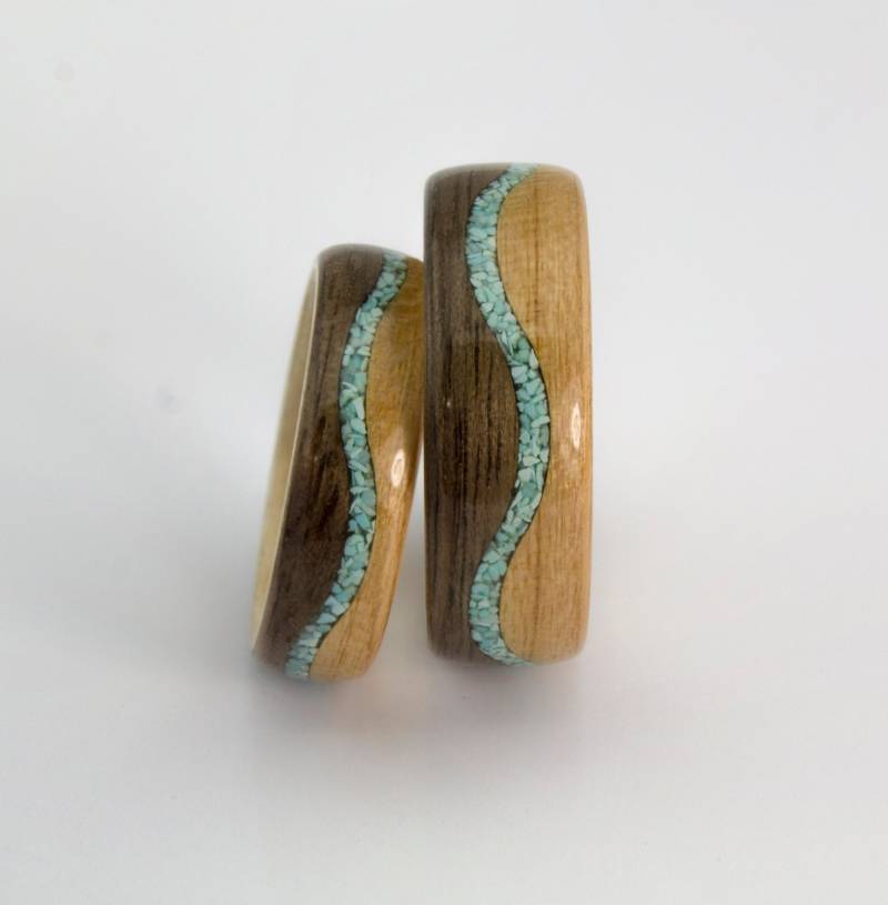 Eheringe Set Aus Bentwood Nussbaum, Eiche & Ahorn Mit Offset Türkis Inlay von DaliaWoodia
