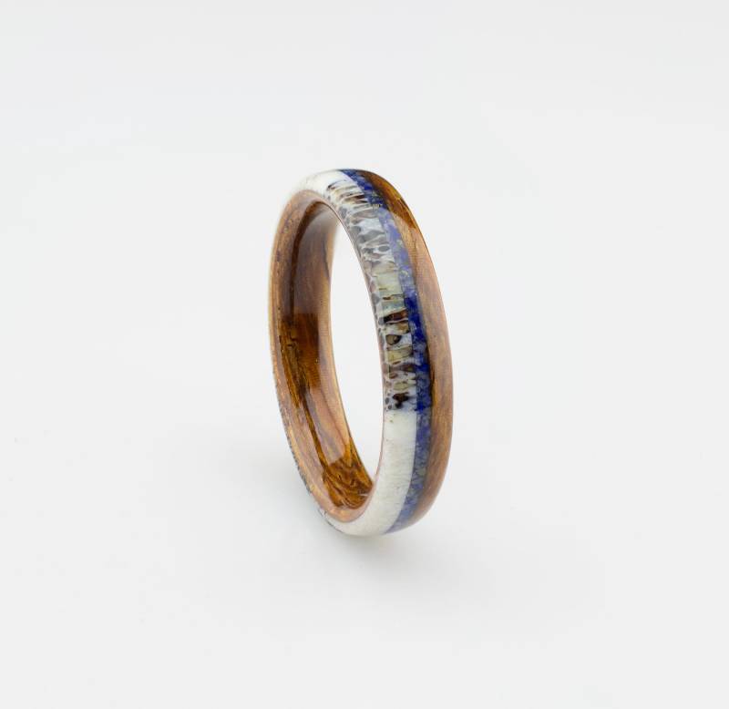 Handgefertigter Bugholzring Honduras Rosewood, Lapis Lazuli & Elchgeweih Handgefertigter Bugholzring Honduras Rosewood, Lapis Lazuli & Elchgeweih von DaliaWoodia
