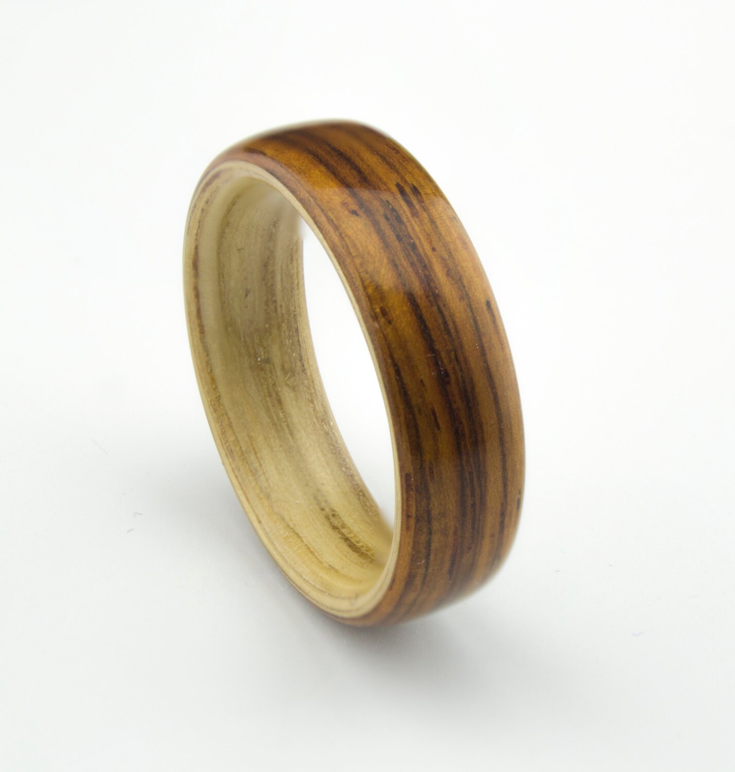 Handgefertigter Holzring Aus Zweierlei Holz von DaliaWoodia
