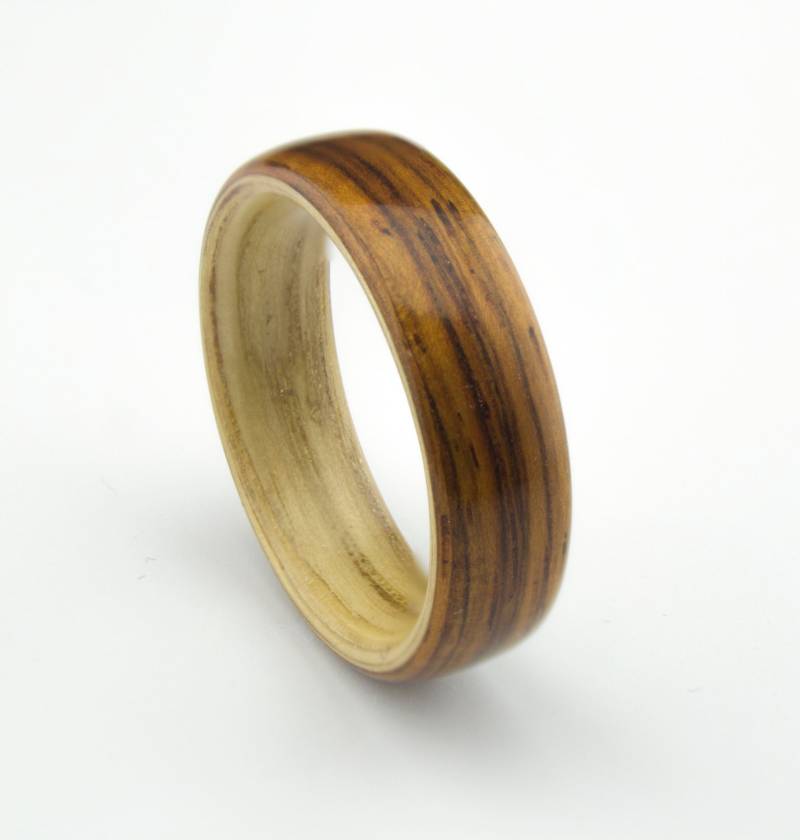 Handgefertigter Holzring Aus Zweierlei Holz Handgefertigter Holzring Aus Zweierlei Holz von DaliaWoodia