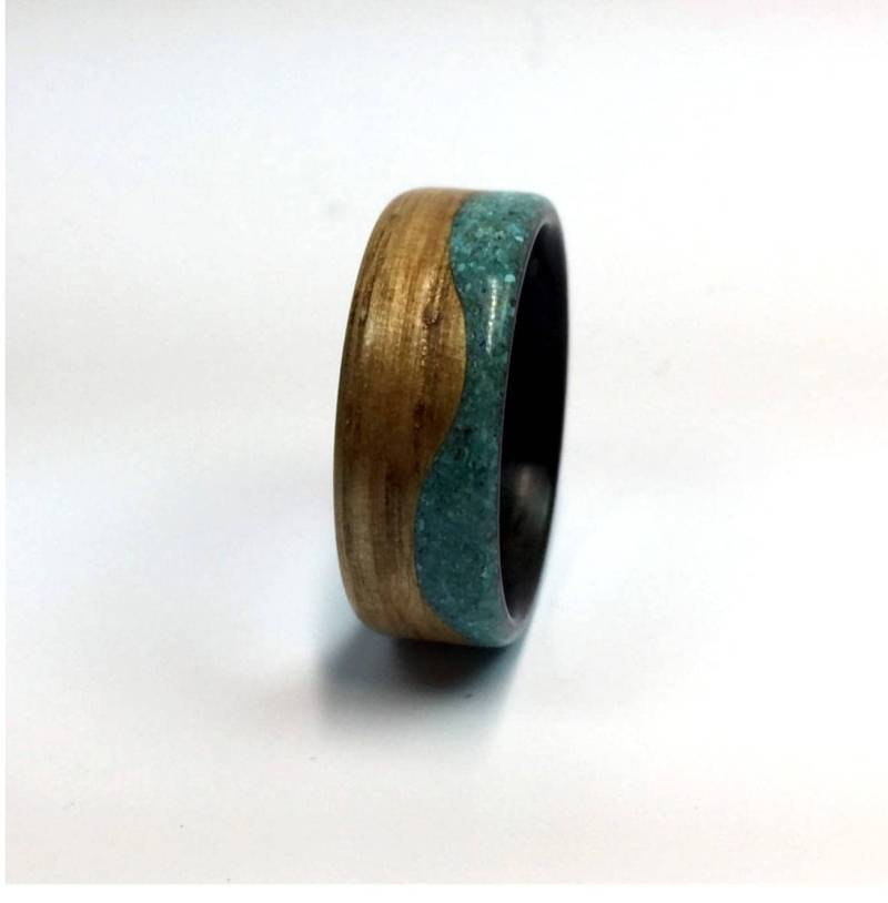 Handgefertigter Holzring Aus Zweierlei Walnussholz Mit Türkis Inlay Handgefertigter Holzring Aus Zweierlei Walnussholz Mit Türkis Inlay von DaliaWoodia