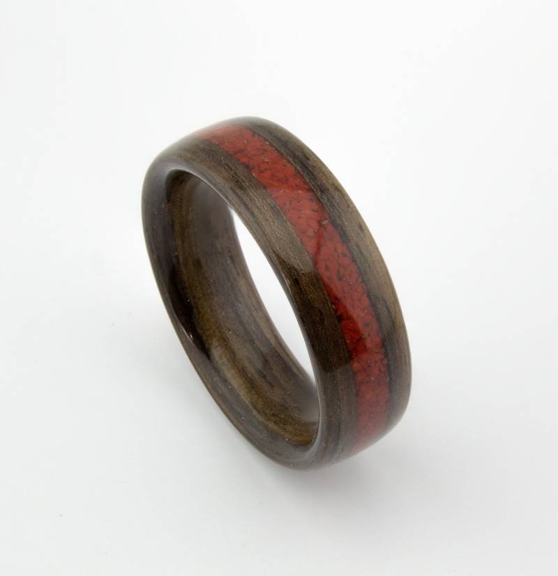 Handgefertigter Ring Aus Palisander Mit Inlay Roter Koralle Handgefertigter Ring Aus Palisander Mit Inlay Roter Koralle von DaliaWoodia