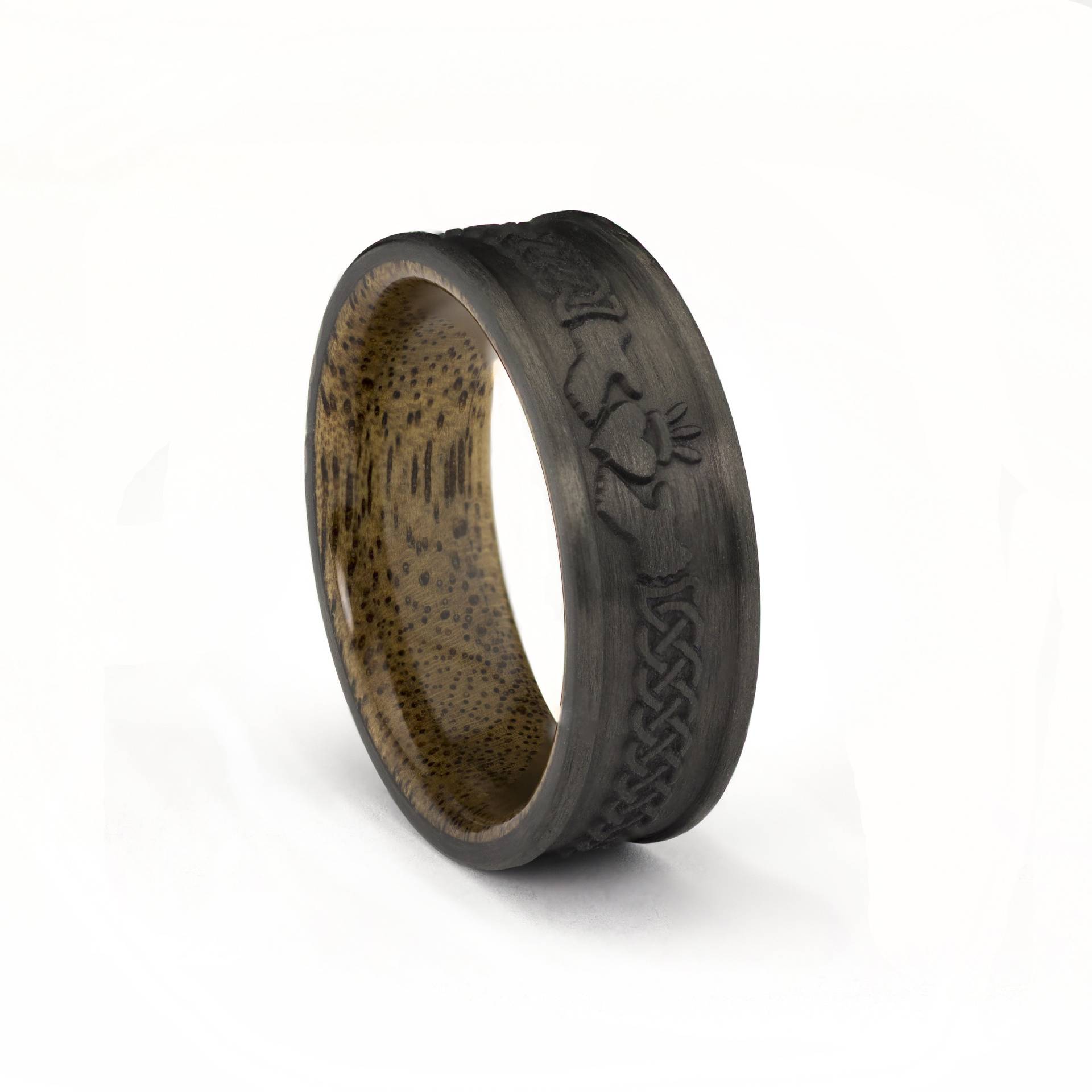 Herren Carbon Ehering, Carbonfaser Ring, Nussbaum Holz, Schwarzer Ring von DaliaWoodia