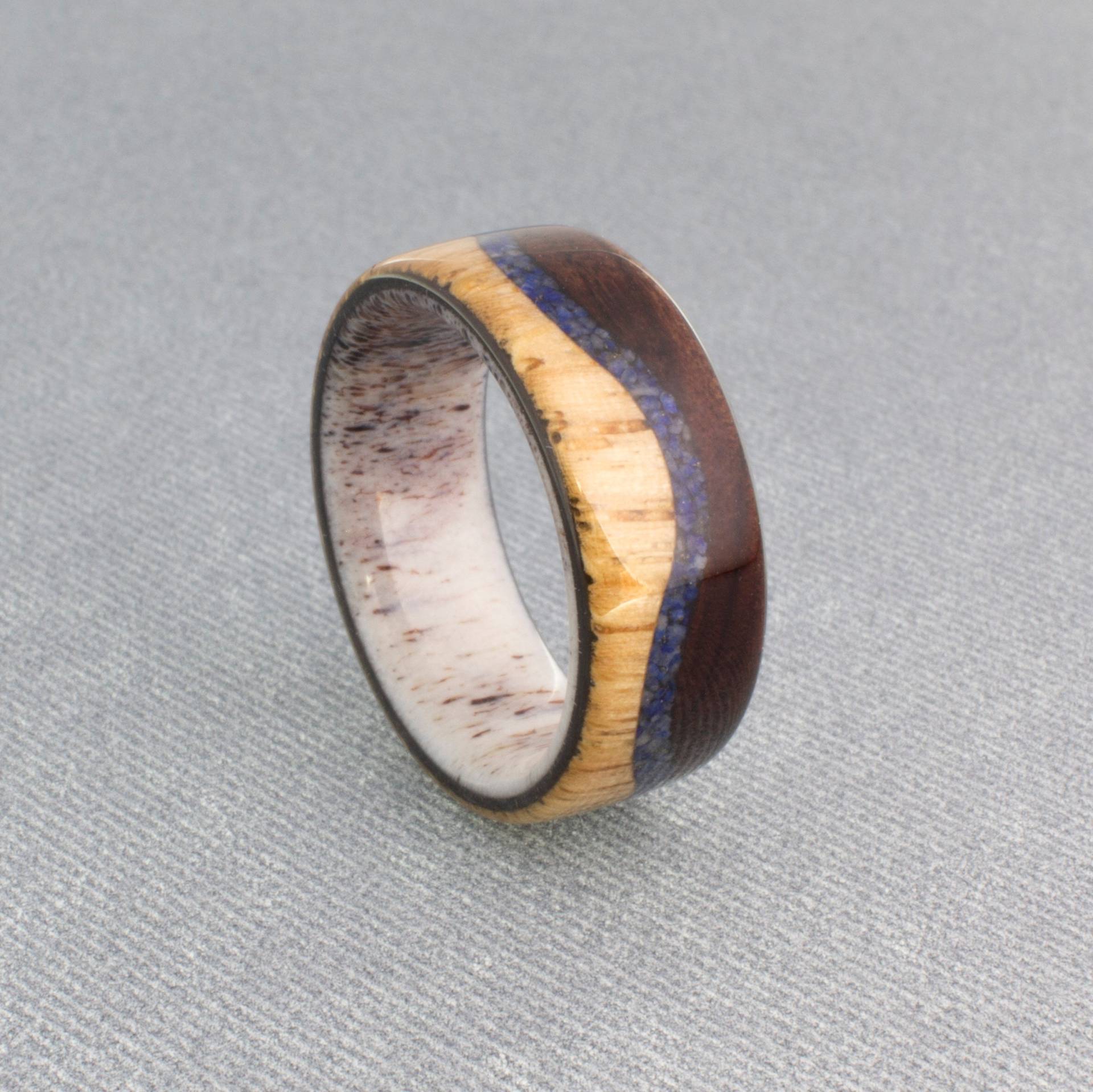 Holzring Aus Eichen - Und Rosenholz Oben Blauem Lapislazuli Wie Eine Welle Durch Die Mitte von DaliaWoodia