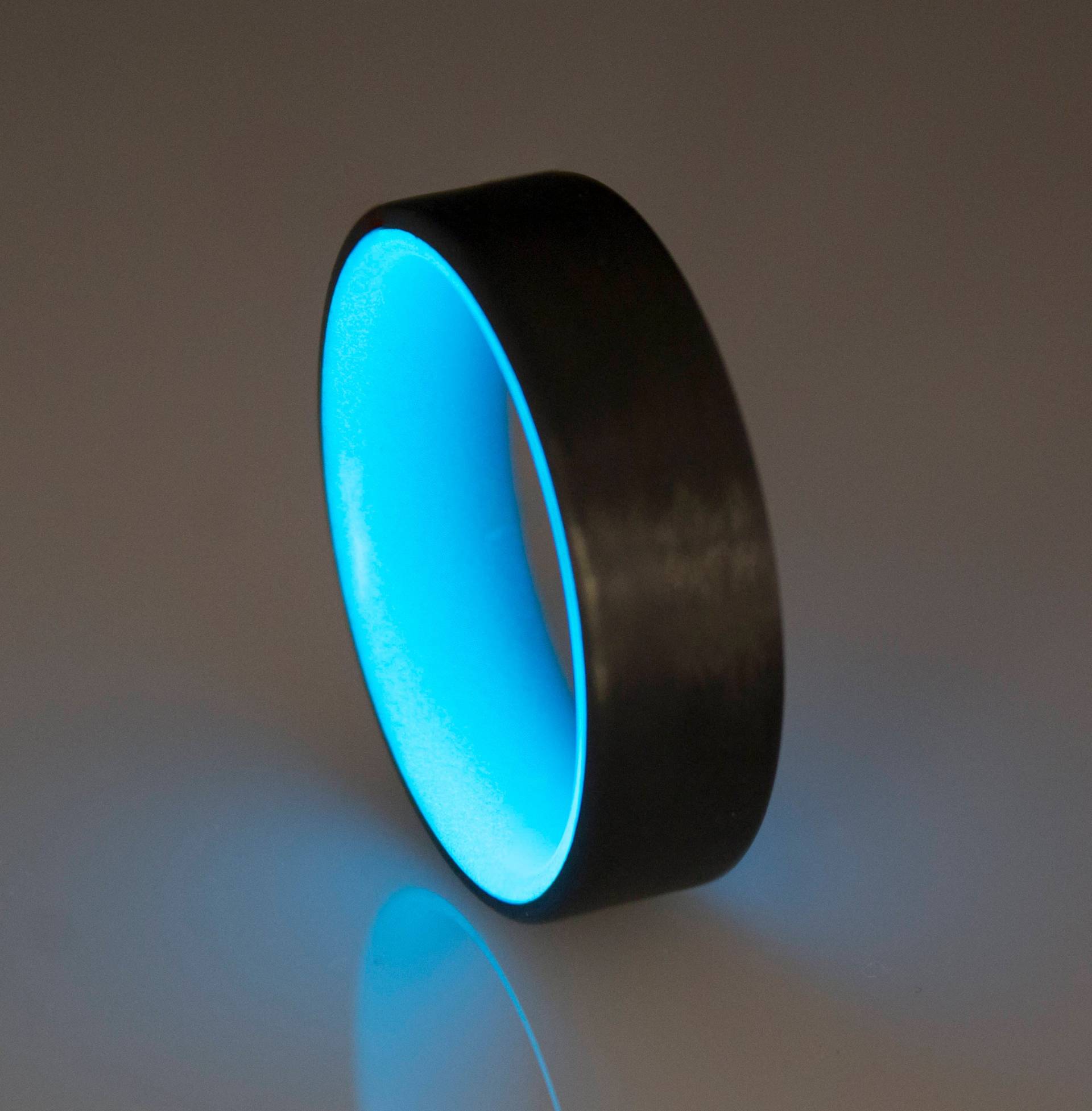 Kohlefaser Glow Ring, Ring Band, Schwarzer Mann Für Frauen, Schwarzes Ehering, Carbon von DaliaWoodia