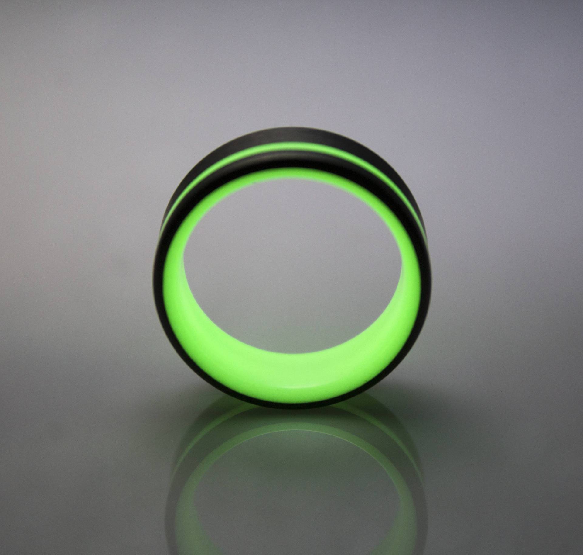 Kohlefaser Glow Ring, Schwarzer Herrenring, Ehering, Geschenkideen von DaliaWoodia