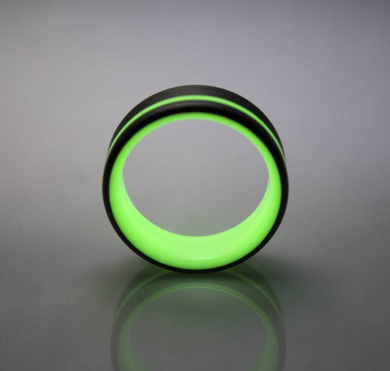 Kohlefaser Glow Ring, Schwarzer Herrenring, Ehering, Geschenkideen Kohlefaser Glow Ring, Schwarzer Herrenring, Ehering, Geschenkideen von DaliaWoodia